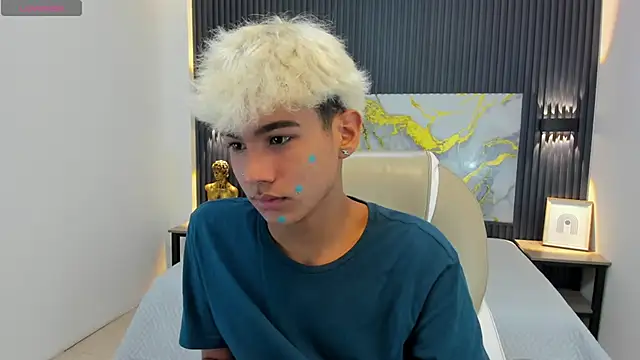 Snapshot of OliverTwinky chatting on October 4, 2025, 1:56 pm OliverTwinky online show from October 4, 2025, 1:56 pm