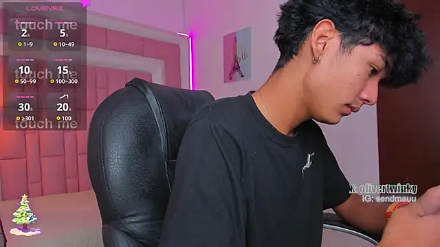 Snapshot of OliverTwinky chatting on November 26, 2025, 1:44 pm OliverTwinky online show from November 26, 2025, 1:44 pm