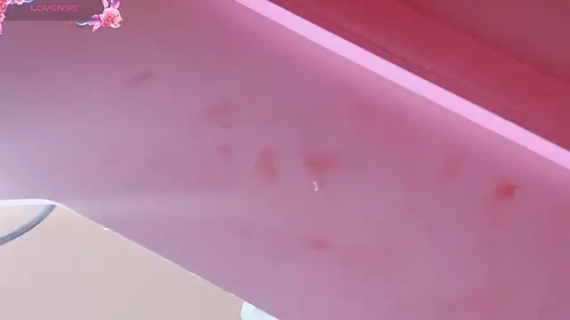 yiyi-chin online show from September 12, 2025, 4:18 pm