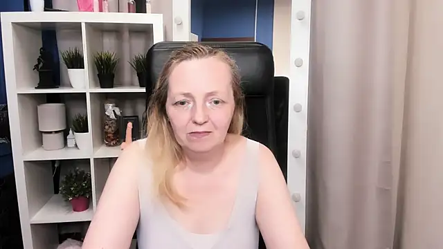 Snapshot of Karen_Villis chatting on July 2, 2026, 12:22 pm Karen Villis online show from July 2, 2026, 12:22 pm