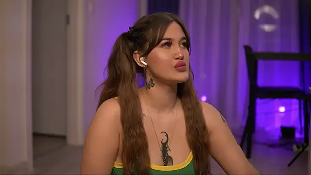 AryaDeluna online show from November 17, 2025, 7:07 pm