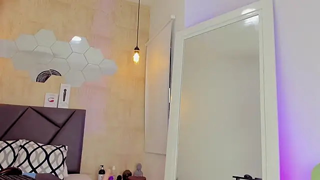 Snapshot of valentina-diiaz chatting on October 6, 2025, 1:23 pm valentina-diiaz online show from October 6, 2025, 1:23 pm