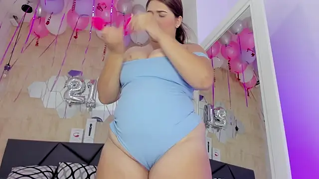 Snapshot of valentina-diiaz chatting on October 17, 2025, 1:57 pm valentina-diiaz online show from October 17, 2025, 1:57 pm