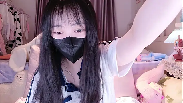 love-uiui online show from November 18, 2025, 2:20 pm