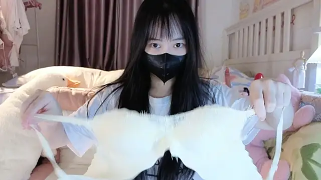 love-uiui online show from October 6, 2025, 1:12 pm