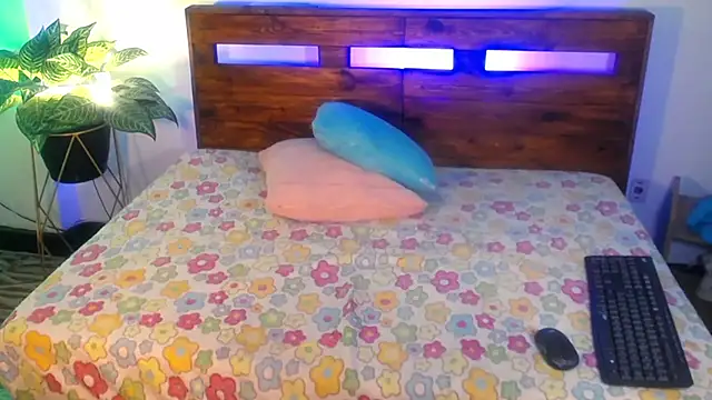 Yeseniaa25  online show from February 8, 2026, 12:14 pm