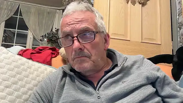 Snapshot of poggles chatting on October 10, 2025, 7:04 pm poggles online show from October 10, 2025, 7:04 pm