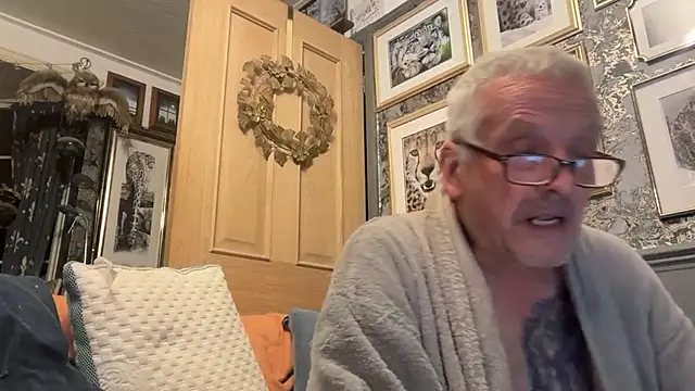 Snapshot of poggles chatting on October 19, 2025, 8:33 pm poggles online show from October 19, 2025, 8:33 pm