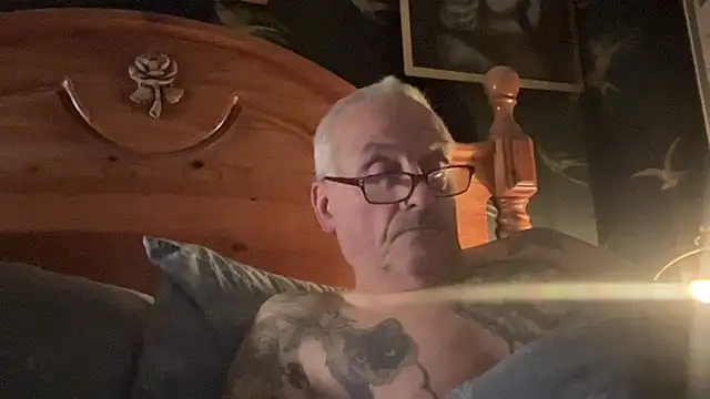 Snapshot of poggles chatting on November 30, 2025, 9:59 pm poggles online show from November 30, 2025, 9:59 pm