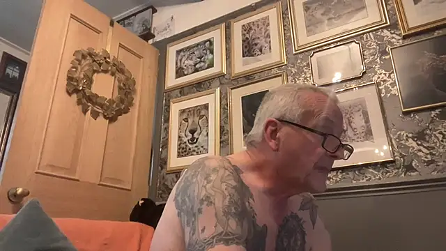 Snapshot of poggles chatting on November 29, 2025, 12:38 pm poggles online show from November 29, 2025, 12:38 pm