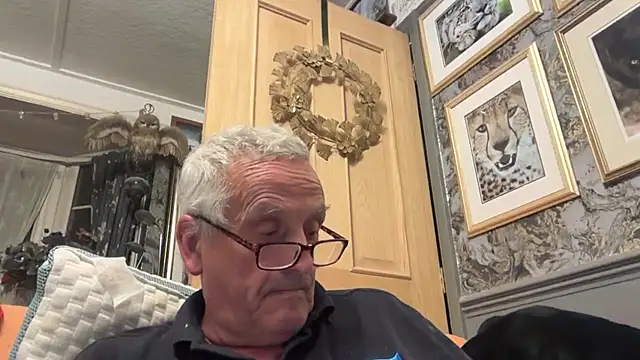 Snapshot of poggles chatting on October 14, 2025, 8:31 pm poggles online show from October 14, 2025, 8:31 pm