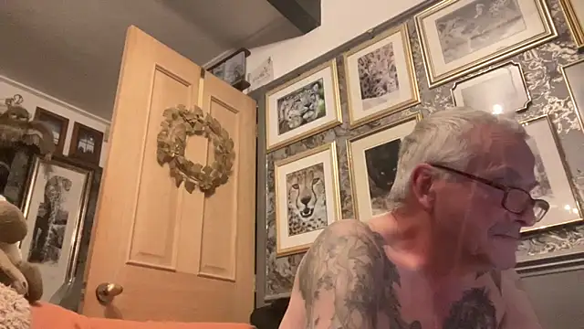 Snapshot of poggles chatting on September 30, 2025, 8:04 pm poggles online show from September 30, 2025, 8:04 pm