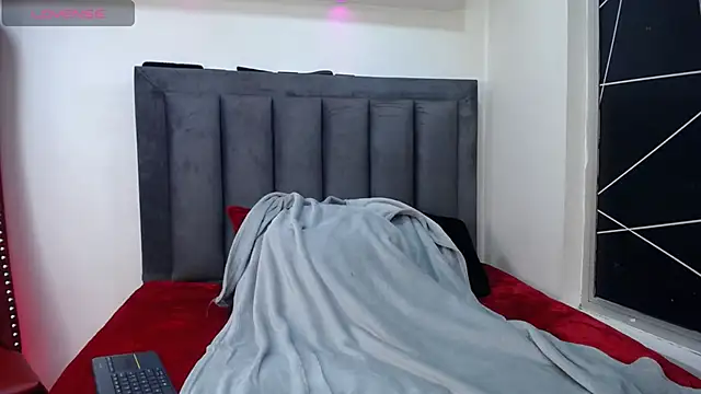 EmmaJhomson online show from November 20, 2025, 8:20 pm