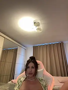 Snapshot of LunaBex chatting on June 2, 2026, 4:01 am LunaBex online show from June 2, 2026, 4:01 am