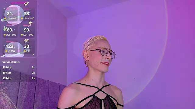 liiamluna  online show from March 30, 2026, 9:33 am