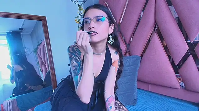 viollettaa  online show from December 3, 2025, 7:24 pm