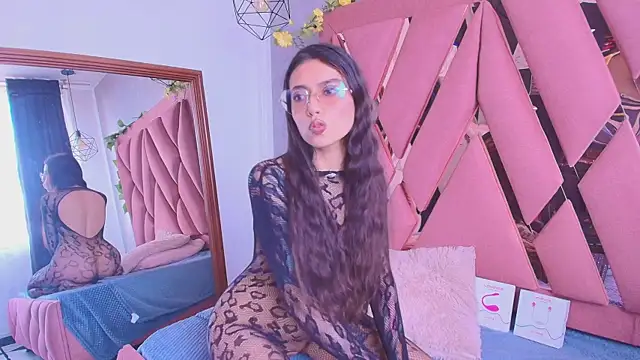 viollettaa  online show from September 12, 2025, 7:02 pm