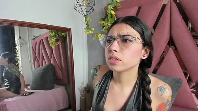 viollettaa  online show from April 5, 2026, 5:08 pm