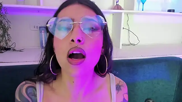 viollettaa  online show from March 8, 2026, 3:37 pm