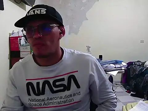 Snapshot of DOBLEWYOSK69G chatting on October 24, 2025, 5:39 am DOBLEWYOSK69G online show from October 24, 2025, 5:39 am