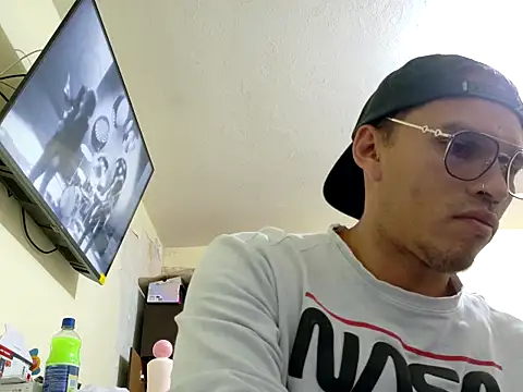 Snapshot of DOBLEWYOSK69G chatting on October 23, 2025, 1:32 pm DOBLEWYOSK69G online show from October 23, 2025, 1:32 pm