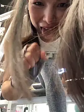 Ninazhang online show from November 5, 2025, 1:20 am