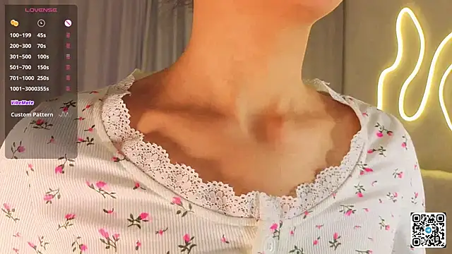 AlodiaAxley online show from October 1, 2025, 6:23 pm