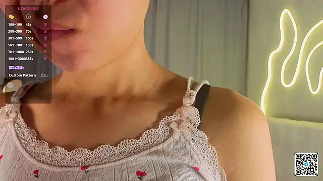 AlodiaAxley online show from September 12, 2025, 6:07 pm