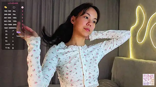 AlodiaAxley online show from October 5, 2025, 6:20 pm