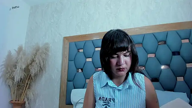 juliette pretty  online show from October 3, 2025, 7:15 pm