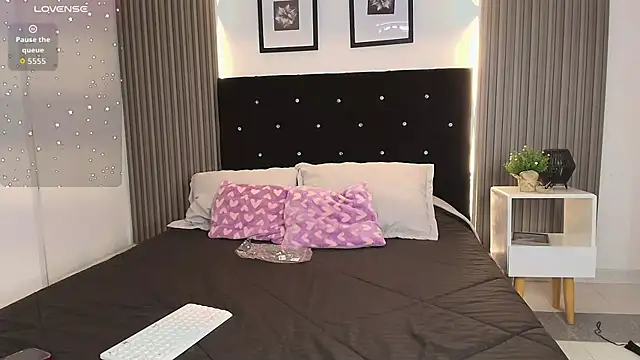 ashlycarteer online show from October 5, 2025, 7:04 pm