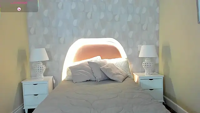 isabella milf  online show from October 29, 2025, 7:13 pm