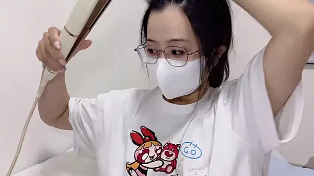 Snapshot of LHeart chatting on October 14, 2025, 3:34 pm LHeart online show from October 14, 2025, 3:34 pm