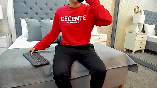 ZoeKrug online show from September 18, 2025, 12:41 pm