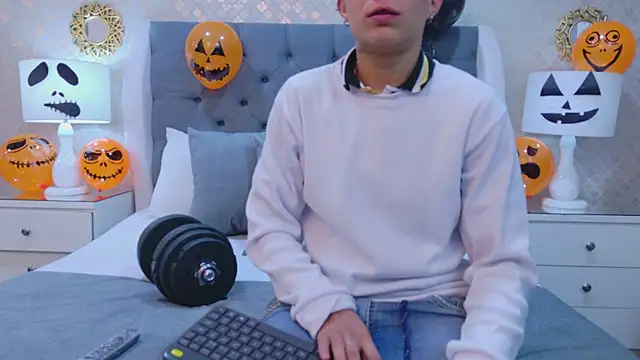 ZoeKrug online show from October 16, 2025, 11:51 am