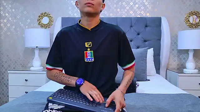 ZoeKrug online show from October 28, 2025, 11:53 am