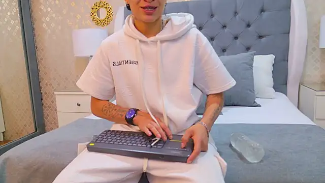 ZoeKrug online show from October 6, 2025, 11:33 am