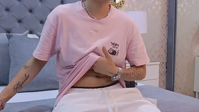 ZoeKrug online show from September 17, 2025, 12:07 pm