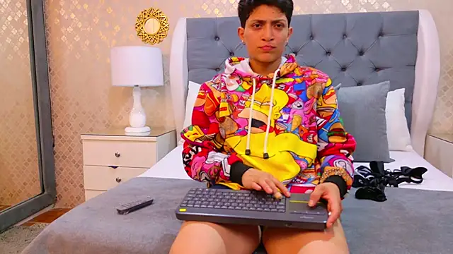 ZoeKrug online show from October 7, 2025, 3:51 am