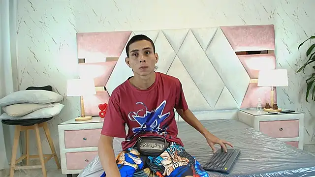 Snapshot of Zoelucas chatting on October 13, 2025, 7:04 pm Zoelucas online show from October 13, 2025, 7:04 pm