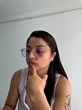 Coralinne   online show from April 11, 2026, 3:38 pm