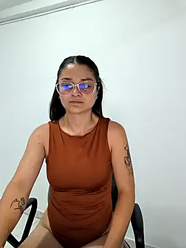 Coralinne   online show from April 10, 2026, 1:12 am