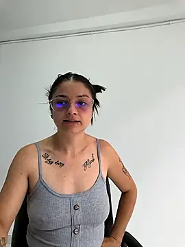 Coralinne   online show from April 1, 2026, 3:20 pm