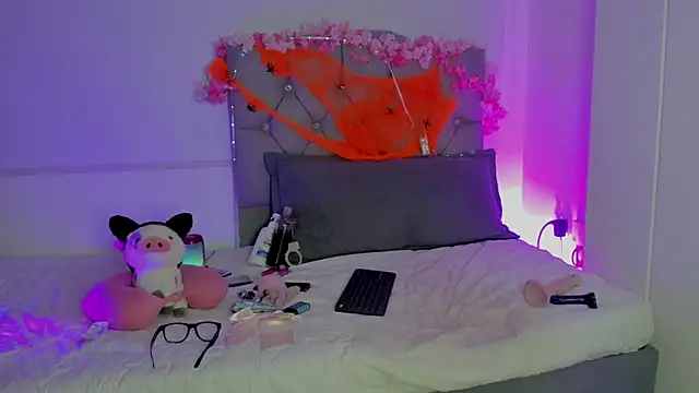 antonieta23 online show from October 28, 2025, 7:40 am