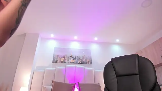 miranda crawfor online show from October 5, 2025, 4:03 am