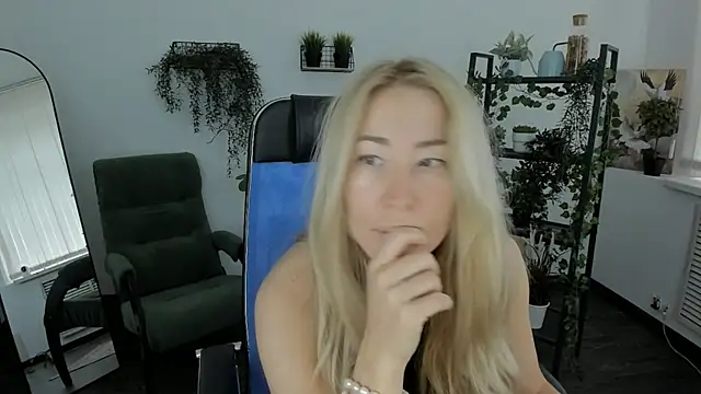 AstraMonroe online show from April 6, 2026, 4:19 am