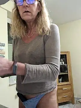 Snapshot of HotWifeLyn68 chatting on March 12, 2026, 8:46 pm HotWifeLyn68 online show from March 12, 2026, 8:46 pm