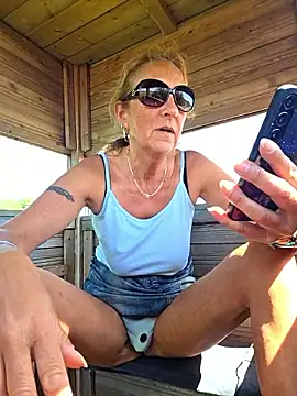 HotWifeLyn68 online show from May 26, 2026, 10:24 am