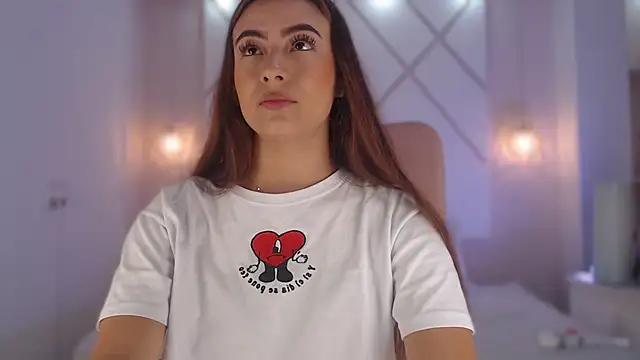 isabellashine online show from September 18, 2025, 3:59 pm