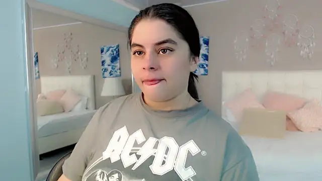 maddissonivanova online show from April 15, 2026, 7:07 pm